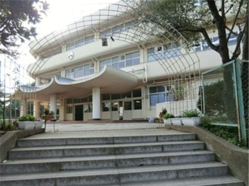 上の宮中学校外観